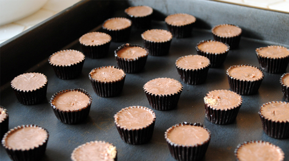 chocolate-peanut-butter-brownie-cake peanut butter cups