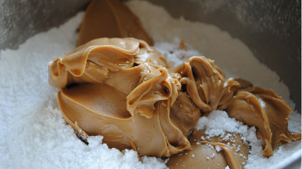 chocolate-peanut-butter-brownie-cake peanut butter filling